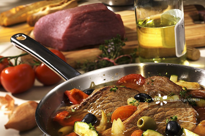 白葡萄酒橄榄小牛肉图片素材