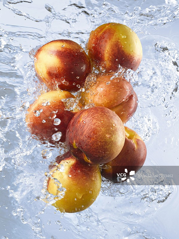 流水中浸泡的油桃图片素材