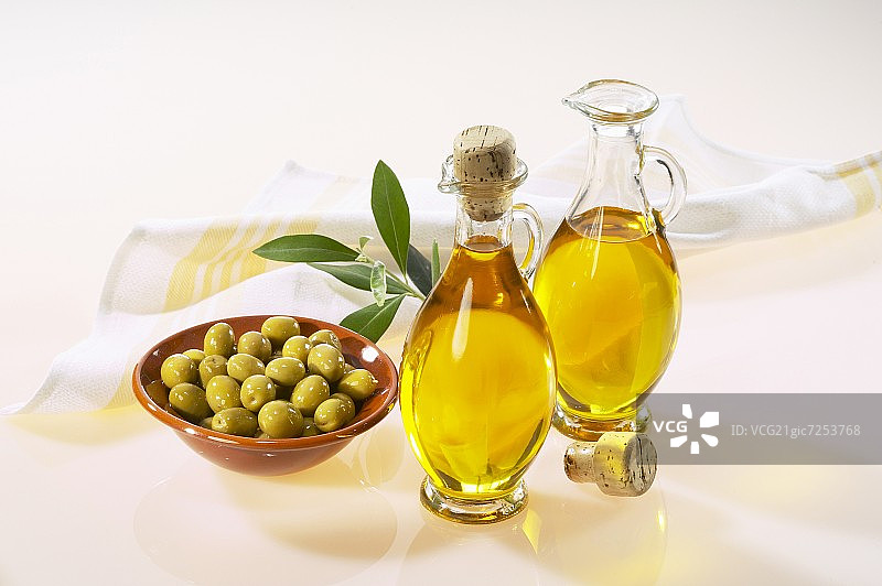 橄榄油和绿色橄榄图片素材