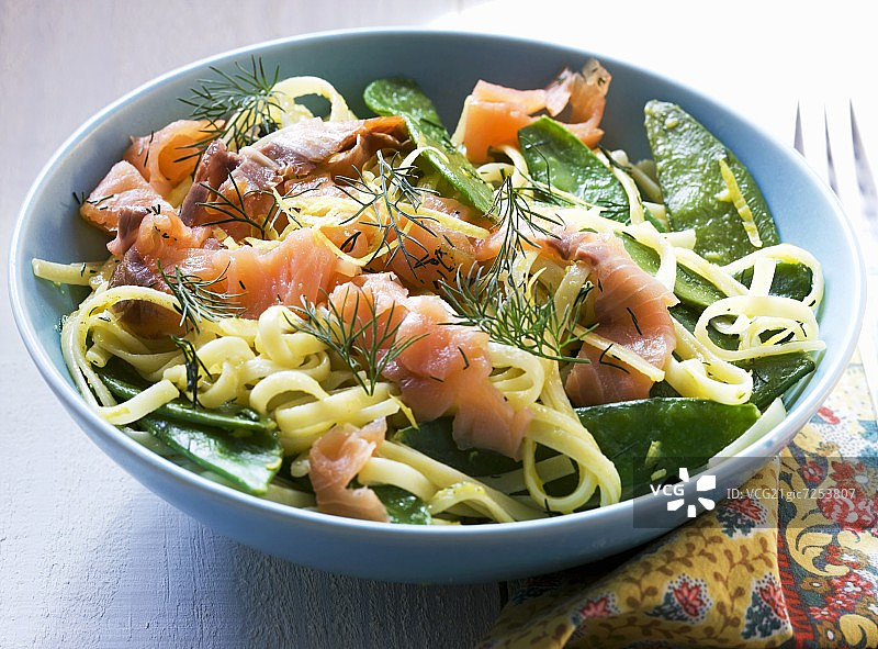 烟熏三文鱼甜豆柠檬酱意式宽面图片素材