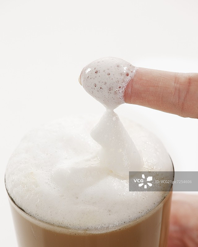 拿铁玛奇朵上的牛奶泡沫图片素材