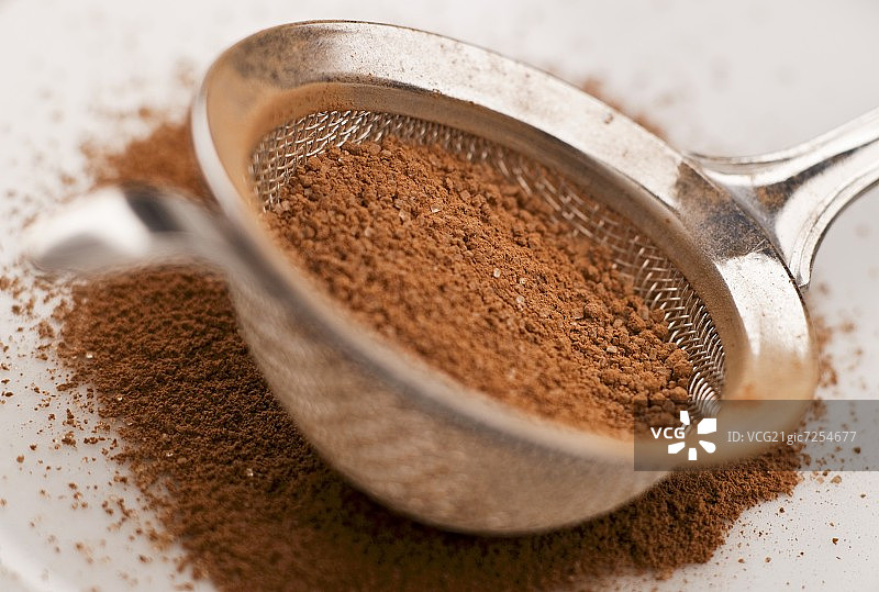 滤网中混合糖的可可粉图片素材