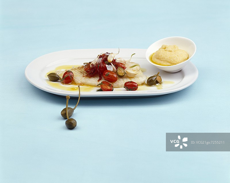 配有刺山柑酱汁的菱鲆鱼图片素材