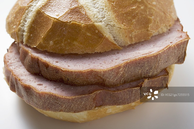 面包卷里的奶酪肉糕切片图片素材