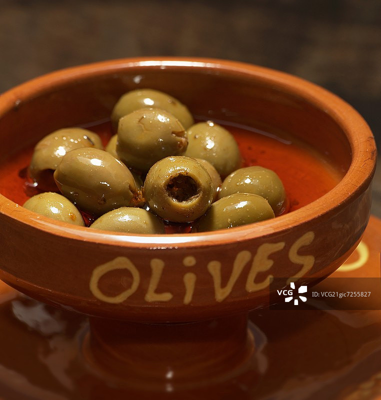 陶碗里的青橄榄图片素材