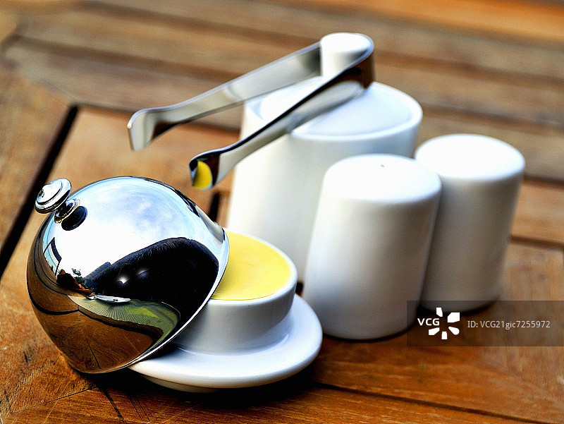 奶油钟形罩、盐和胡椒瓶以及糖罐图片素材