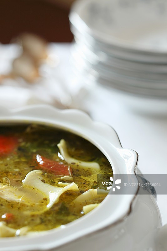 自制鸡肉面条汤图片素材