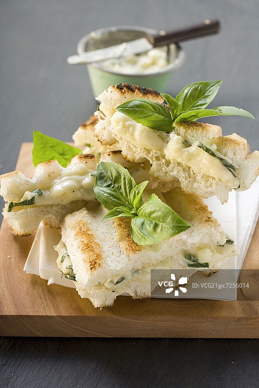 罗勒蛋黄酱烤三明治图片素材