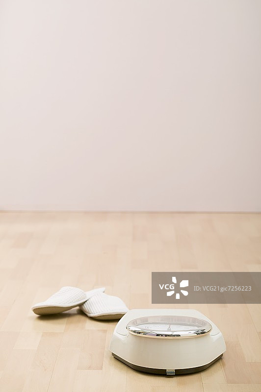 拖鞋和体重秤图片素材