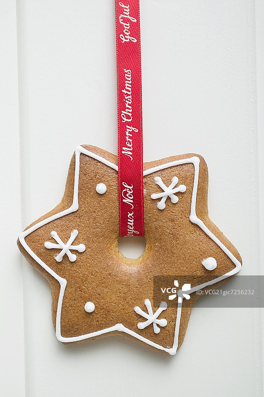 红色丝带悬挂的装饰姜饼（圣诞节）图片素材