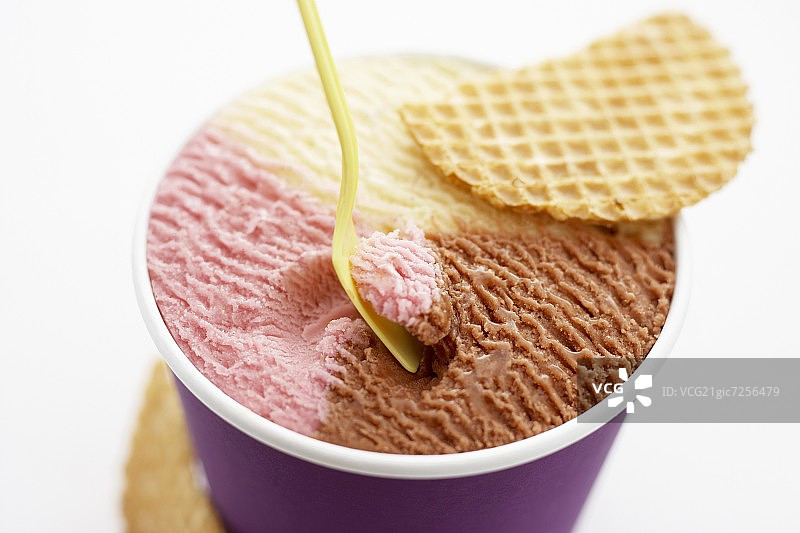 桶装威化那不勒斯冰淇淋图片素材
