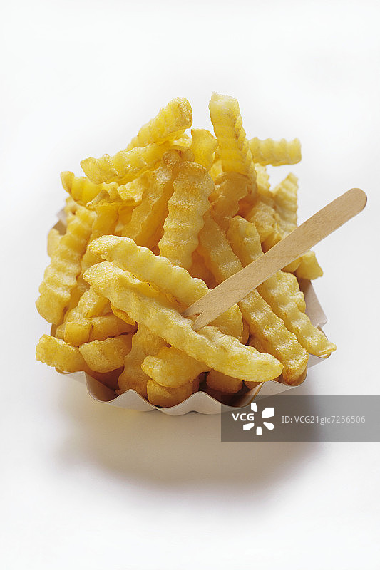 纸箱装皱纹切薯条与木叉图片素材