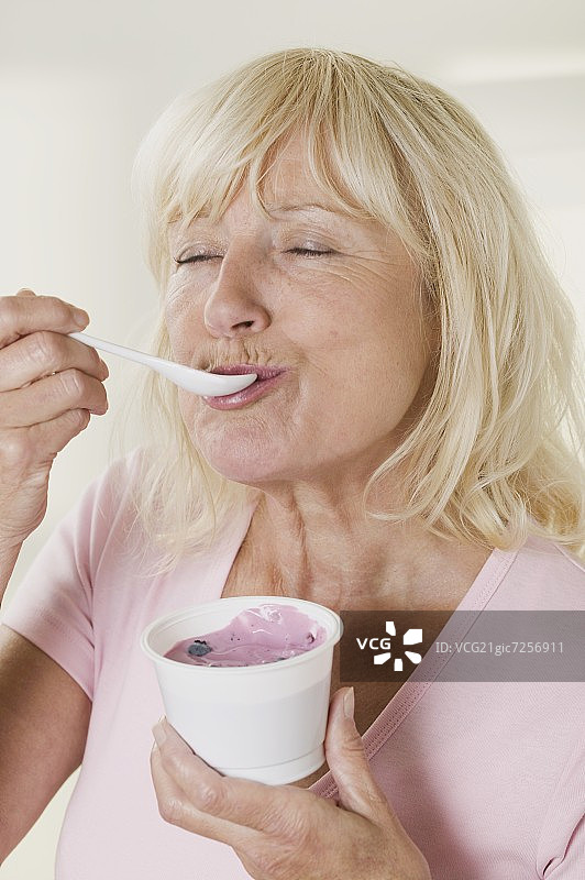 吃蓝莓酸奶的女人图片素材