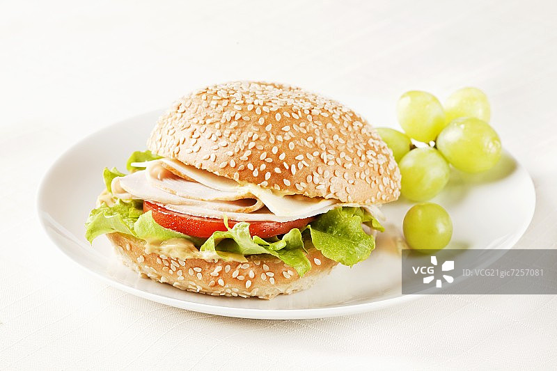 芝麻面包土耳其三明治和绿葡萄图片素材
