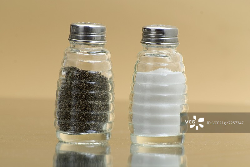 盐和胡椒调味瓶图片素材