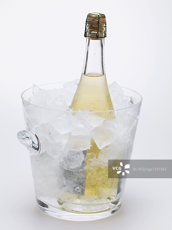 冰桶里的气泡酒瓶图片素材