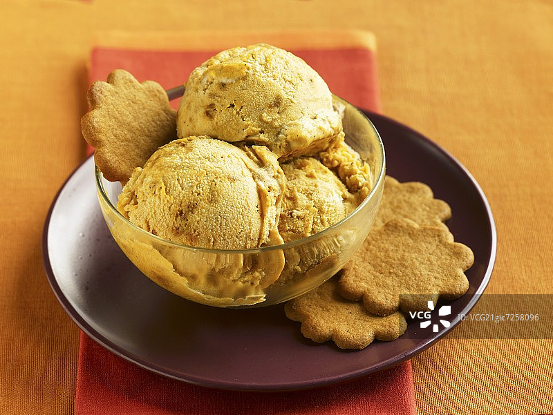 焦糖冰淇淋碗与糖曲奇图片素材