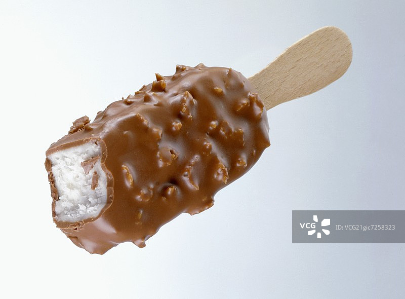 带咬痕的巧克力坚果香草冰淇淋图片素材