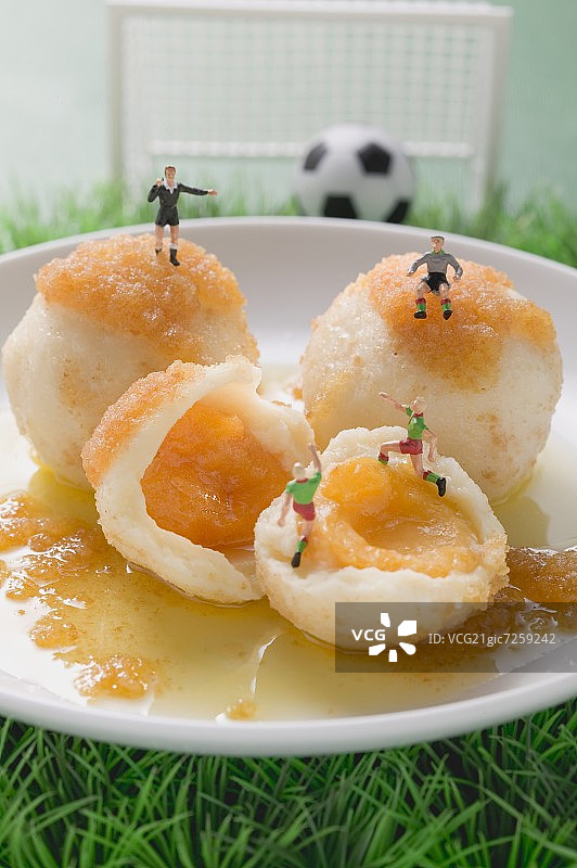带足球图案的杏子饺子图片素材