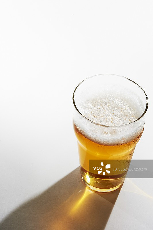 一杯淡色啤酒的阴影图片素材