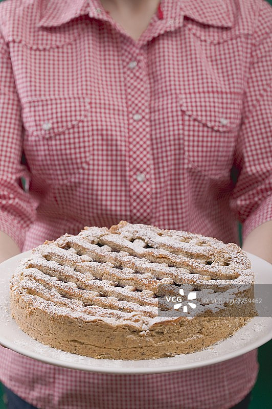 女人拿着林兹蛋糕图片素材