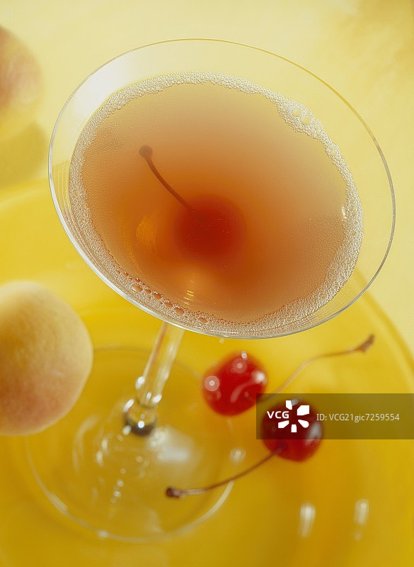 一杯曼哈顿鸡尾酒，配有鸡尾酒樱桃图片素材