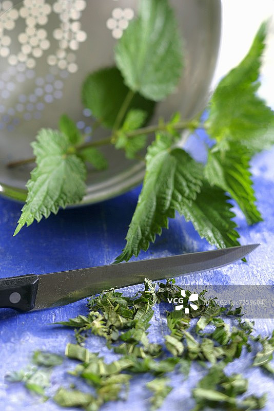 荨麻和切碎的荨麻图片素材