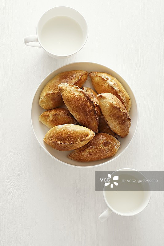 装满米饭和鸡蛋的餐包与牛奶杯（俄罗斯）图片素材