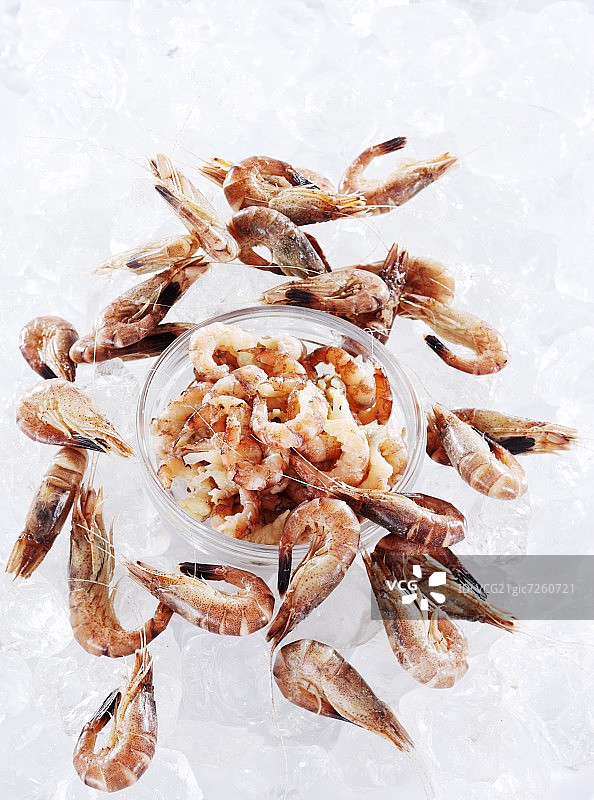 冰上带壳和去壳的北海虾图片素材
