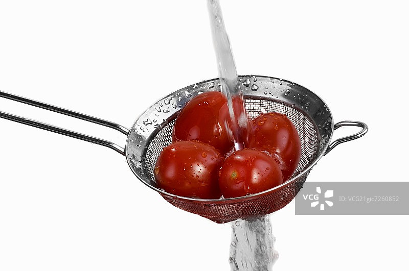 在滤网中清洗西红柿图片素材