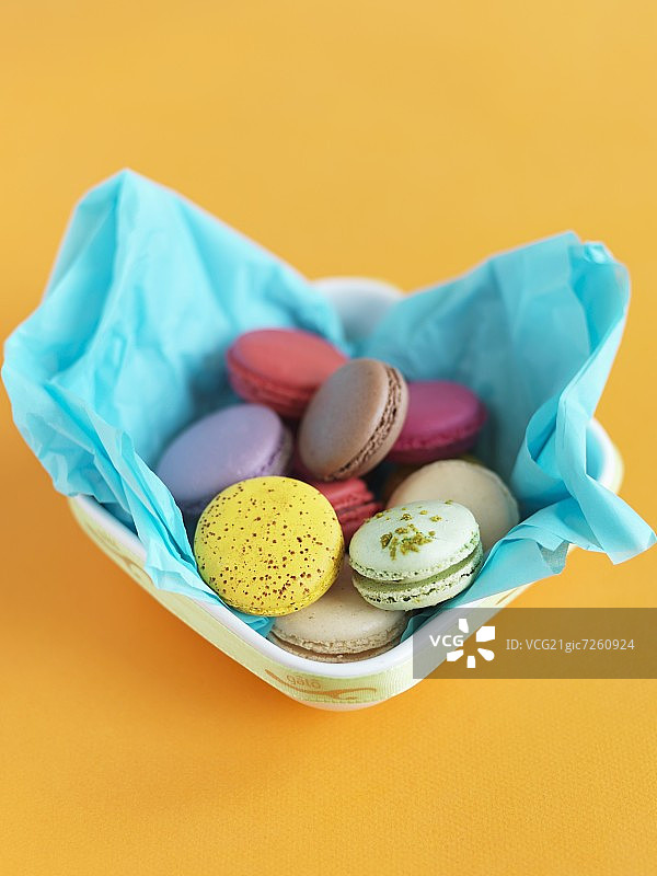 蓝色纸上的马卡龙图片素材