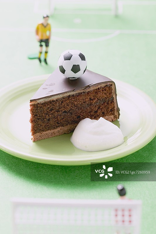 奶油萨赫蛋糕、足球和足球人偶图片素材
