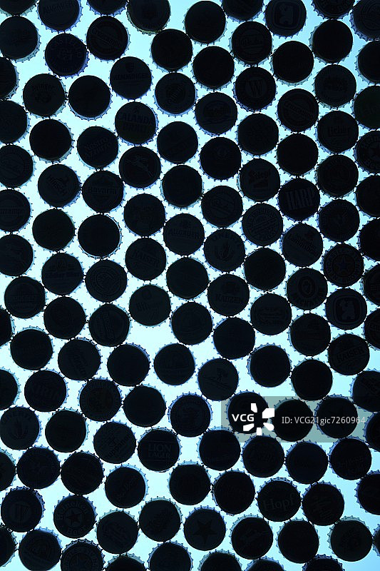 亮色背景上的瓶盖图片素材