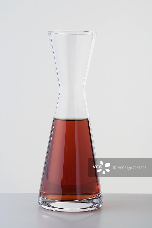 玻璃瓶中的覆盆子醋图片素材