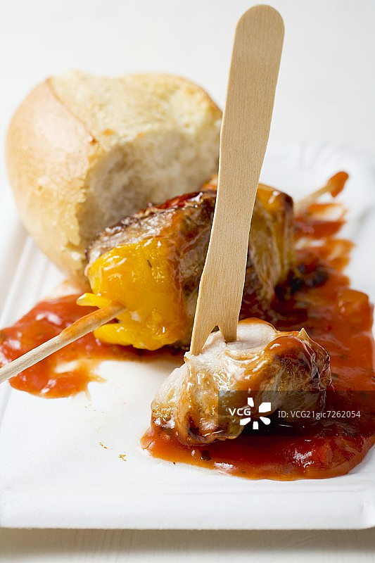 纸盘上搭配面包卷的烤肉串图片素材