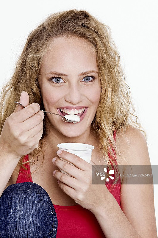 吃天然酸奶的年轻女人图片素材