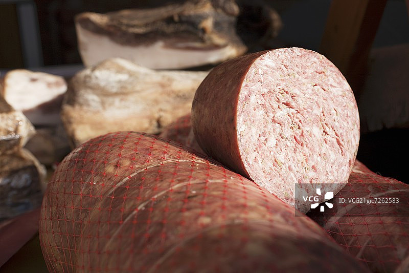 切尔塔尔多的萨拉米香肠和其他腌肉（意大利）图片素材