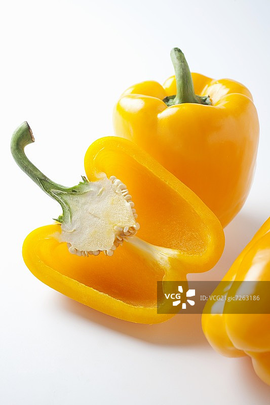 黄辣椒切成两半和整块图片素材