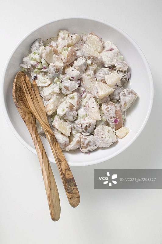 碗装土豆沙拉配沙拉夹图片素材