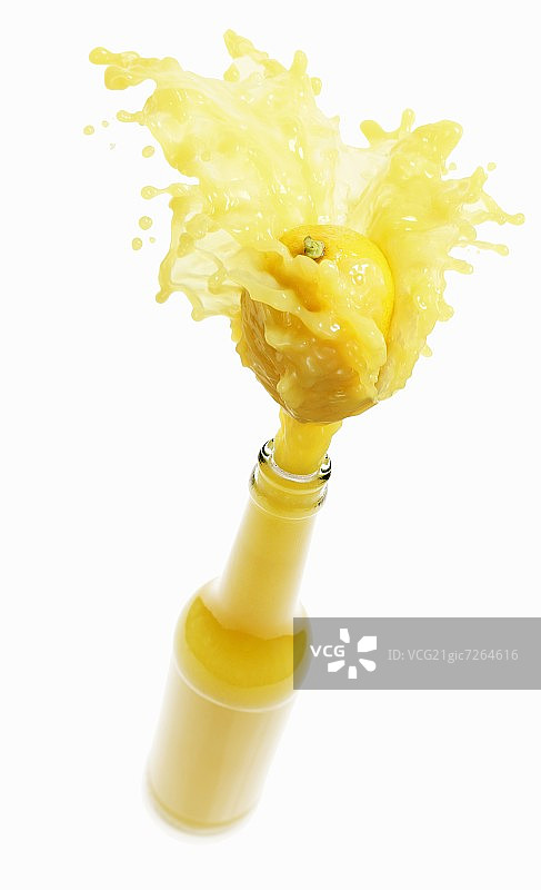瓶子里溅出的柠檬汁图片素材