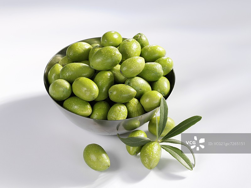 碗里的新鲜绿橄榄图片素材