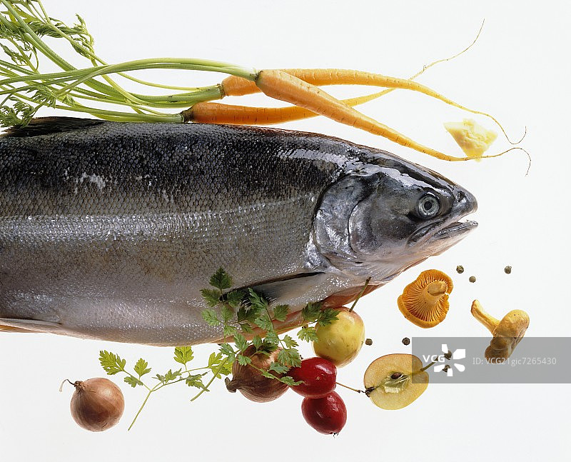蔬菜佐虹鳟鱼图片素材