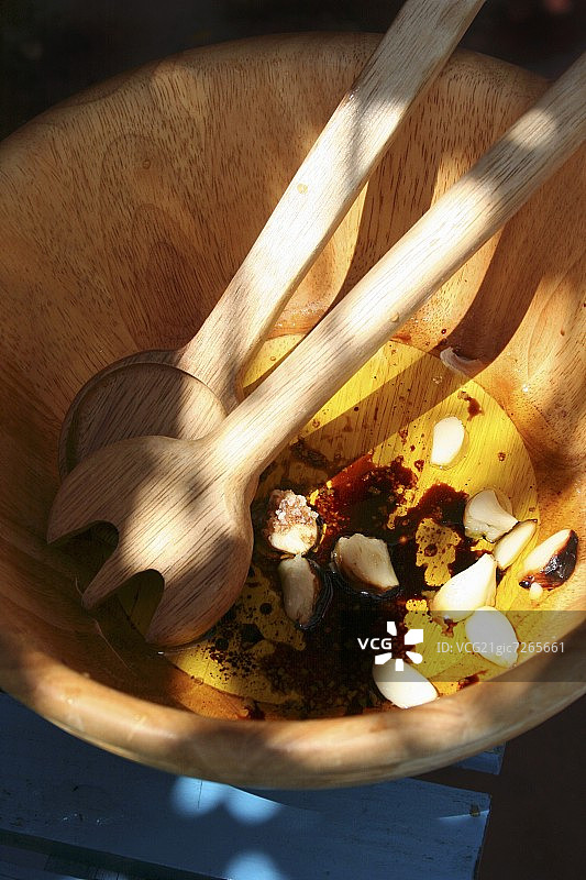 带调味品的木制沙拉碗和沙拉用具图片素材