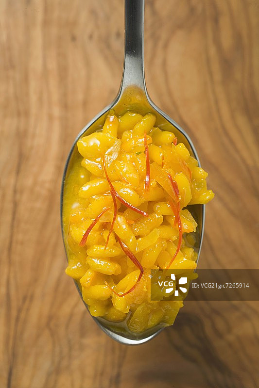 一勺藏红花烩饭（俯视）图片素材