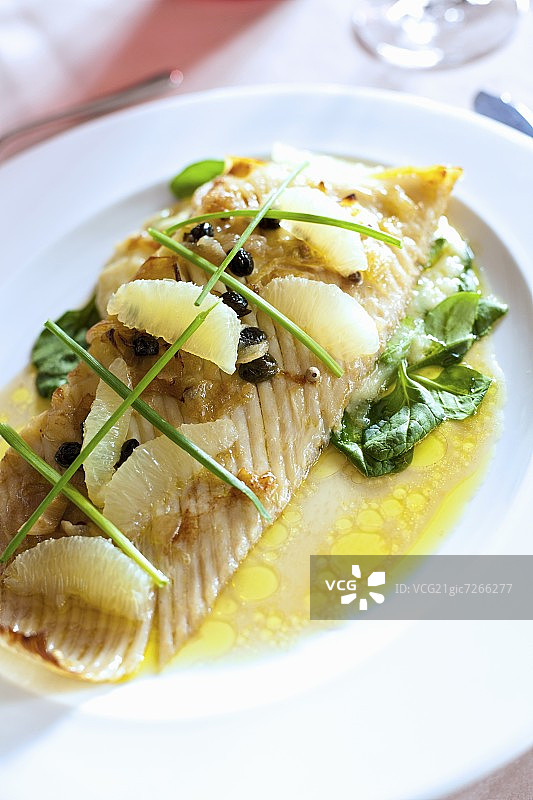 鳐鱼佐葡萄柚葡萄干韭菜图片素材