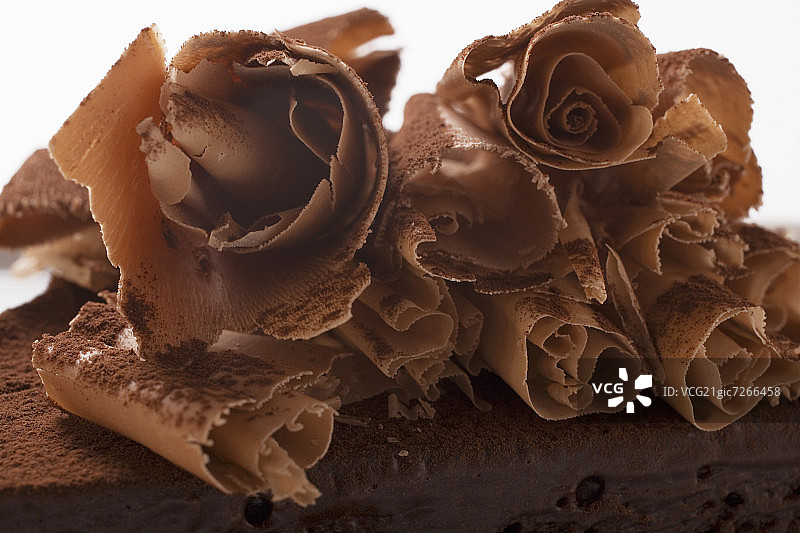 巧克力蛋糕上的巧克力卷图片素材