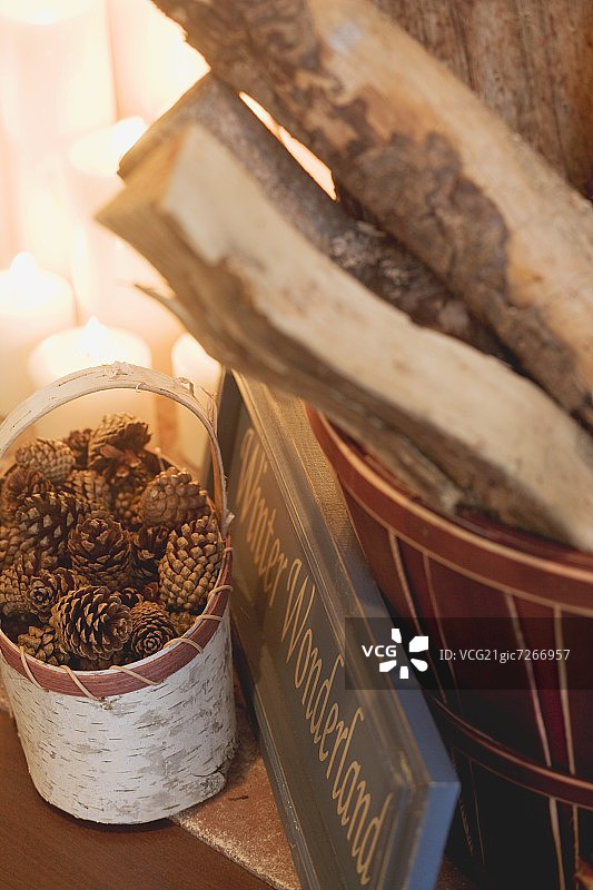 篮子里的原木、蜡烛和锥果图片素材