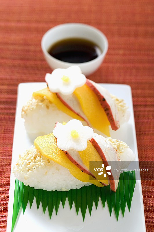 鸡肉芒果握寿司图片素材