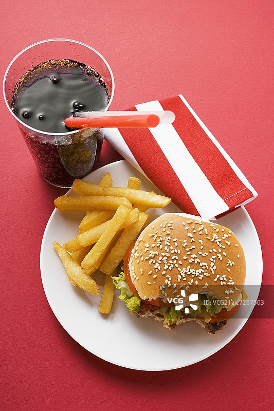 搭配薯条和可乐的芝士汉堡图片素材