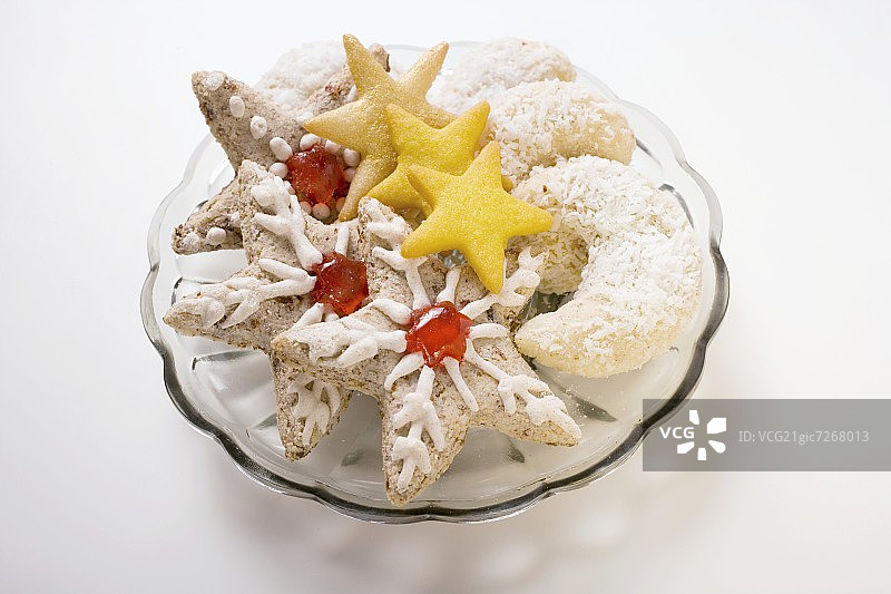 樱桃肉桂星、杏仁蛋白软糖星和椰子新月图片素材